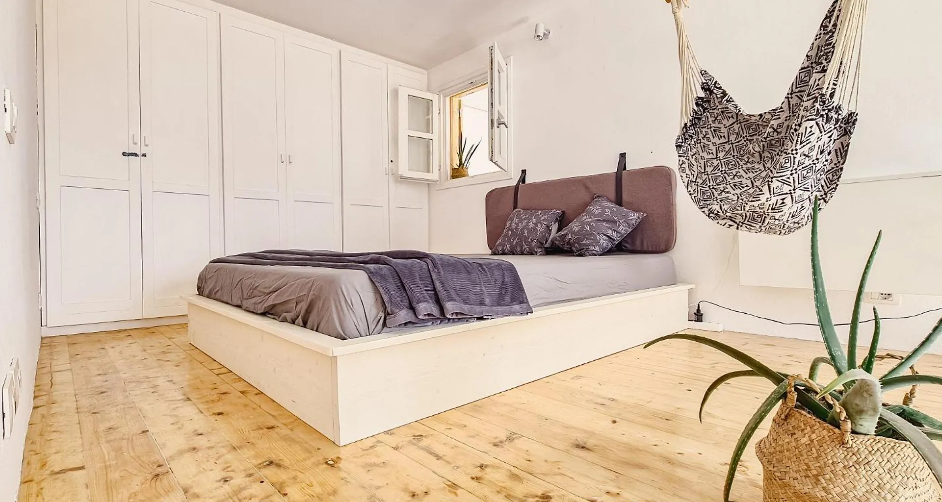 Apartment Chic Surf-Inspired Mezzanine Studio 